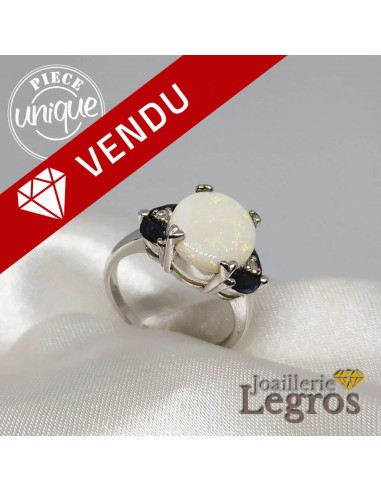 Opale Bague en or blanc 18 carats saphirs et diamants Les magasins à Paris