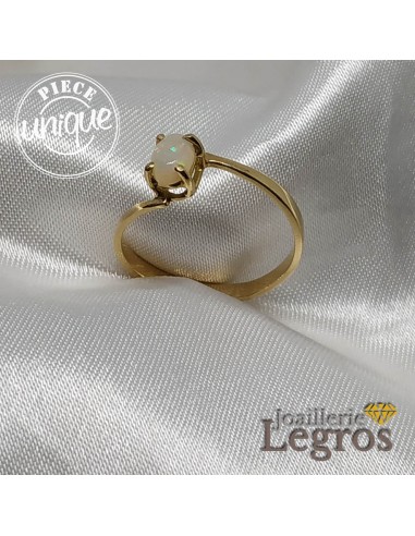 Bague or jaune 18 carats et son opale blanche basket pas cher