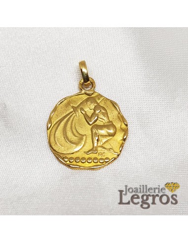 Médaille Verseau signe astrologique en or 18 carats brillant des détails fins