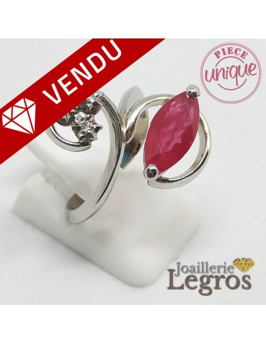 Bague Rubis navette et 3 diamants or blanc 18 carats Comment ça marche