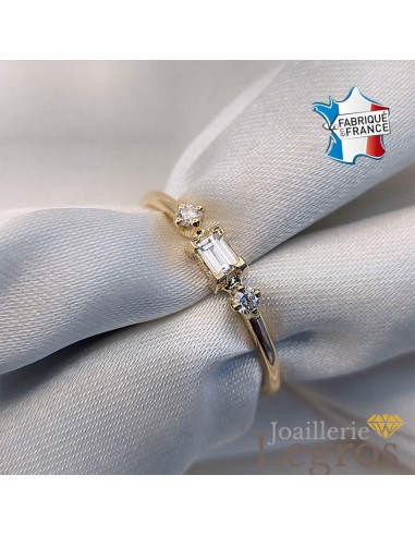 Bague minimaliste or 18 carats avec diamant baguette et diamants ronds de la marque